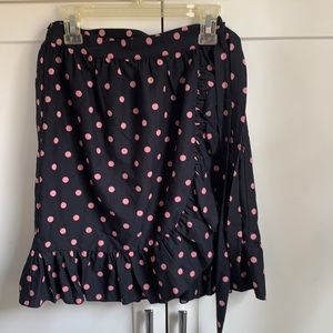 Adorable wrap around skirt. It is a size 8 but can fit 4 to 10 easily